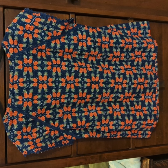 Vineyard Vines pineapple top! - Picture 3 of 7